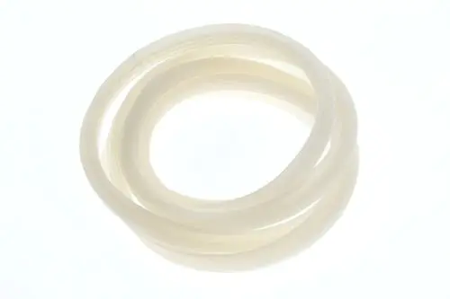 Drei helle Dichtungsringe aus flexiblem Material, möglicherweise von Bosch, in angeordneter Form auf hellem Hintergrund.